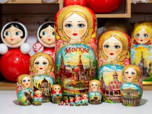 Vận chuyển búp bê Matryoshka từ Nga về Việt Nam năm 2023.